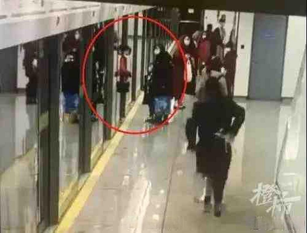 车站有关人士曾接受采访:15号线采用全封闭屏蔽门,可有效防止人员物品